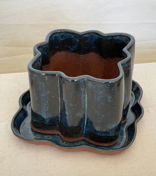 XL Quatrefoil Planter & Saucer / BLUE