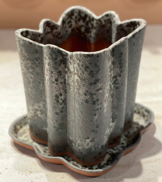 XL Quatrefoil Planter & Saucer / SPECKLED